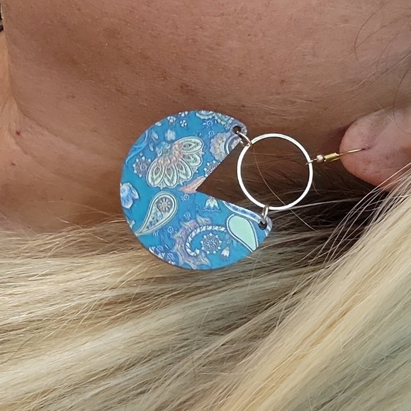 FRENCH PAISLEY WOOD DROP EARRINGS - Picture 3 of 8